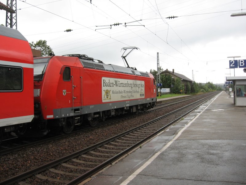 RE 4706 mit Schublok 146 113-6( die hier eigentlcih nicht hingehrt weil planmig nur 146.2 eingesetzt werden) im Banhof St.Georgen Schwarzwald am 26.6.07