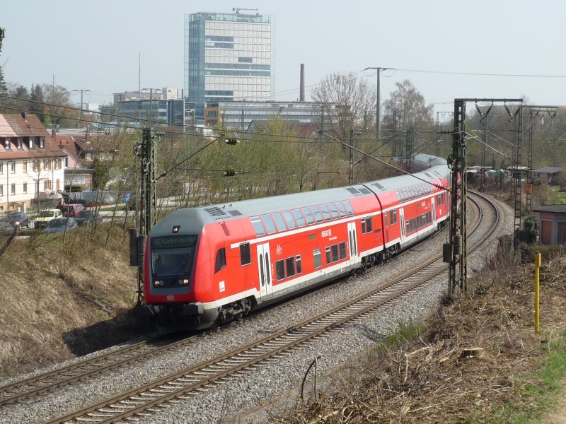RE 4712 Konstanz - Karlsruhe mit Schublok 146 233  Karlsruhe  bei der Ausfahrt aus Singen(Htw). 09.04.09