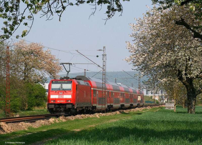 RE 4712 (Konstanz-Karlsruhe Hbf) mit Schublok 146 229-0 bei Muggensturm 15.4.09