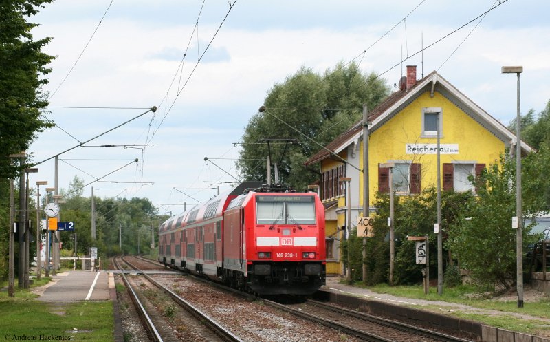 RE 4712 (Konstanz-Karlsruhe Hbf) mit Schublok 146 238-1 bei der Durchfahrt Reichenau(Baden) 30.7.09