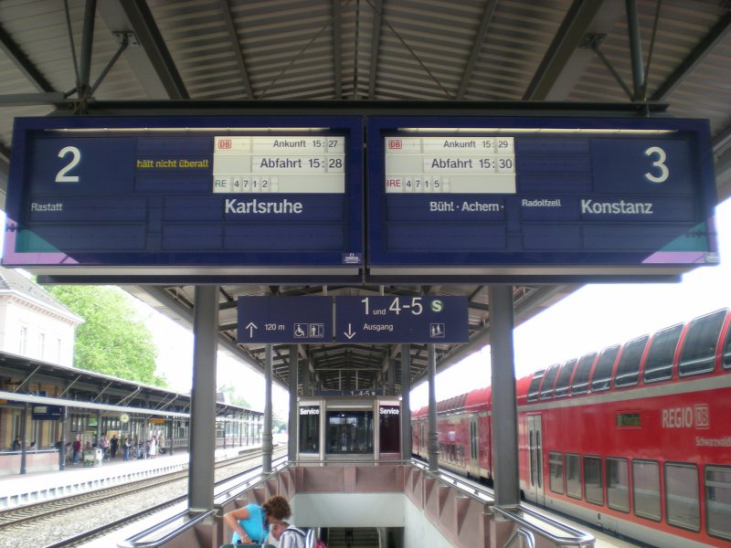 RE 4712 nach Karlsruhe ist bereits abgefahren und IRE 4715 fhrt gleich nach Konstanz (steht links bereit)! Baden-Baden, 22.06.08