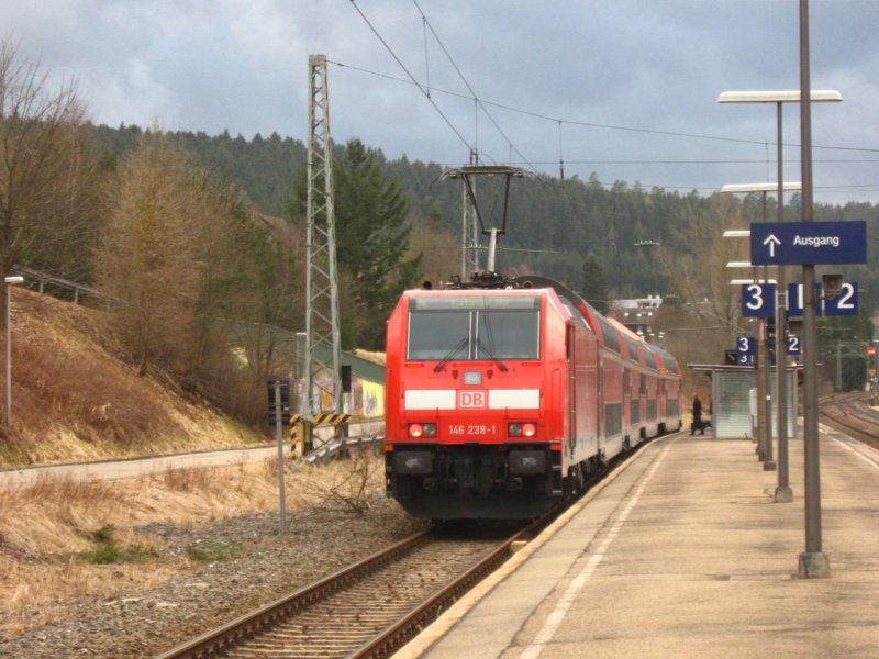 RE 4716 mit Schublok 146 238-1 in St.Georgen au�erplanm��ig auf Gleis3. Geh�rte auch zu den ersten Z�gen anch der Streckensperrung. Der Gegenzug Re 4713 fiel aber noch aus und wurde mit SEV gefahren 1.3.08