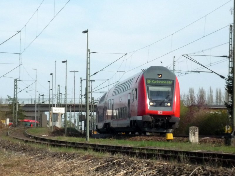 RE 4718 nach Karlsruhe Hbf mit Schublok 146 229-0 kurz hinter Radolfzell. 11.04.09