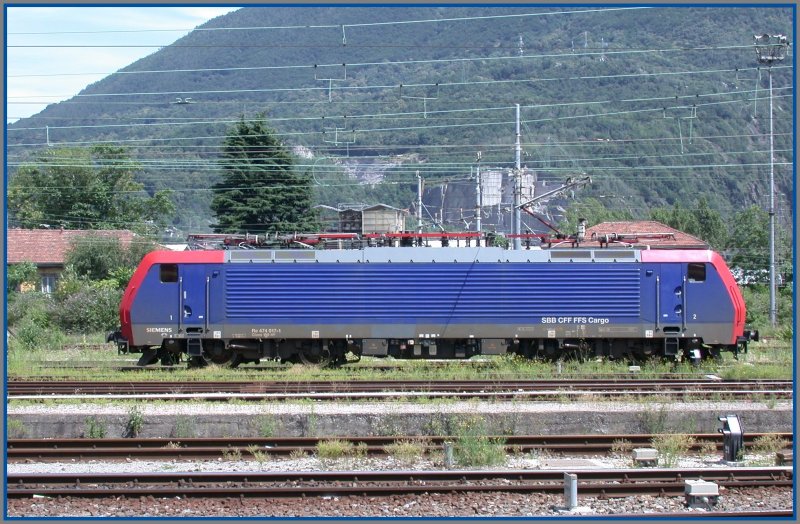 Re 474 017-1 noch ohne den grossen Cargo Schriftzug in Domodossola. Im Hintergrund erkennt man einen der unzhligen Granitsteinbrche der Region. (23.06.2007)