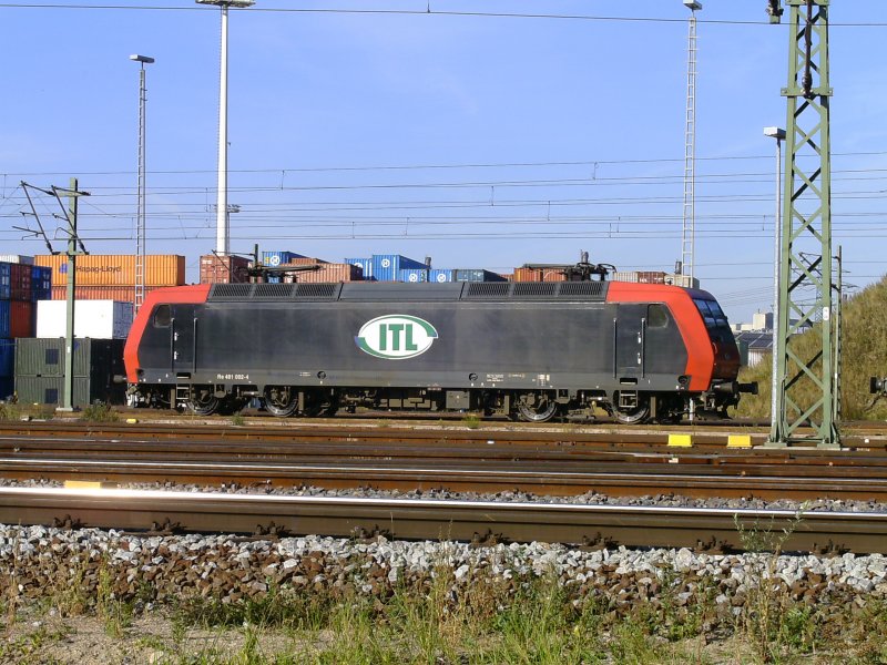 RE 481 002-4 von ITL Logistics abgestellt in Hamburg - Altenwerder. Aufgenommen am 18.09.2009