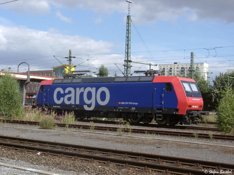 RE 481 004-0 hat sich an die Elbe verirrt. Im Bahnhof Hamburg Wilhelmsburg macht sie eine Pause.