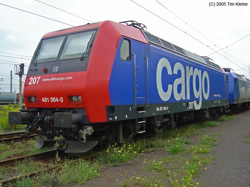 Re 481 004 (Lok 207 der RAG) steht am 15.08.2005 abgestellt in Grokorbetha.