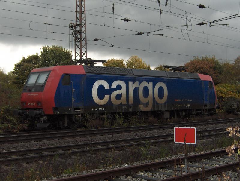 RE 481 005-7 bei ihrer Tagesruhe im strmenden Regen in Gelsenkirchen Bismarck. 25.10.2005