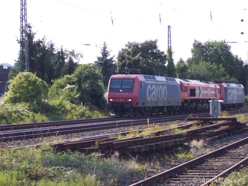 Re 481 mit einer HGK class66 und einer weitere Re 482 auf dem Weg Richtung Bonn im Roisdorfer Bahnhof - (28.08.2005)