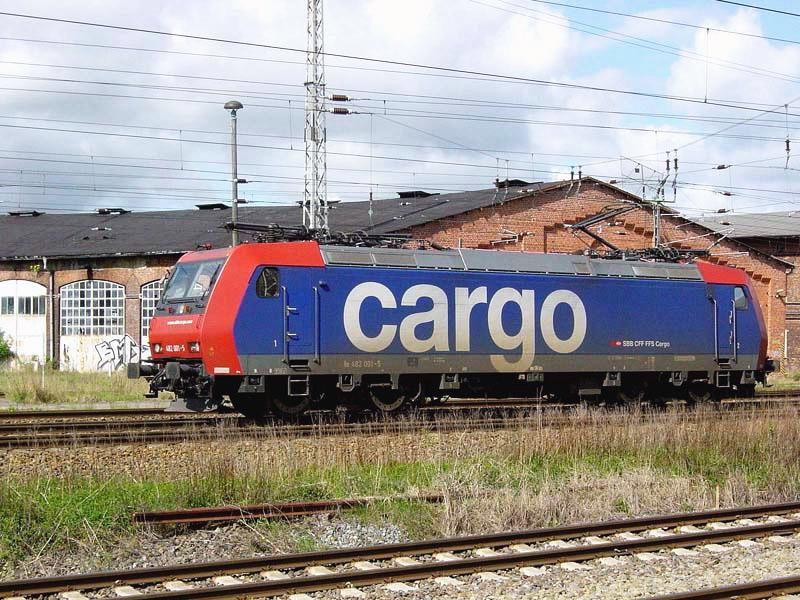 Re 482 001-5  vor dem ehemaligem BW Stralsund.    ( am 08.05.05) 