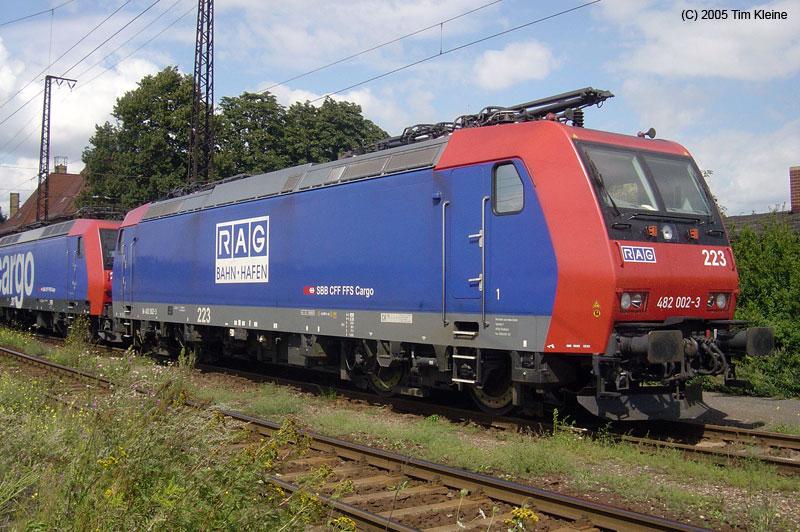 Re 482 002 steht am 09.08.2005 abgestellt in Grokorbetha.