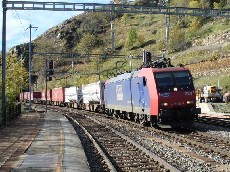 Re 482 003-1 durchfhrt am 24.10.2006 den Bahnhof von Ausserberg.