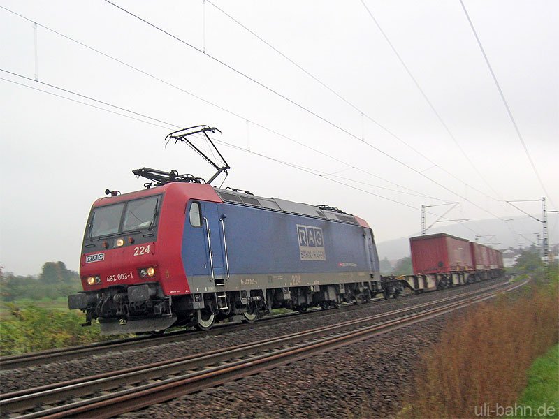 Re 482 003-1 der SBB cargo, verliehen an die RAG, am 18.10.2006 hinter Gau-Algesheim