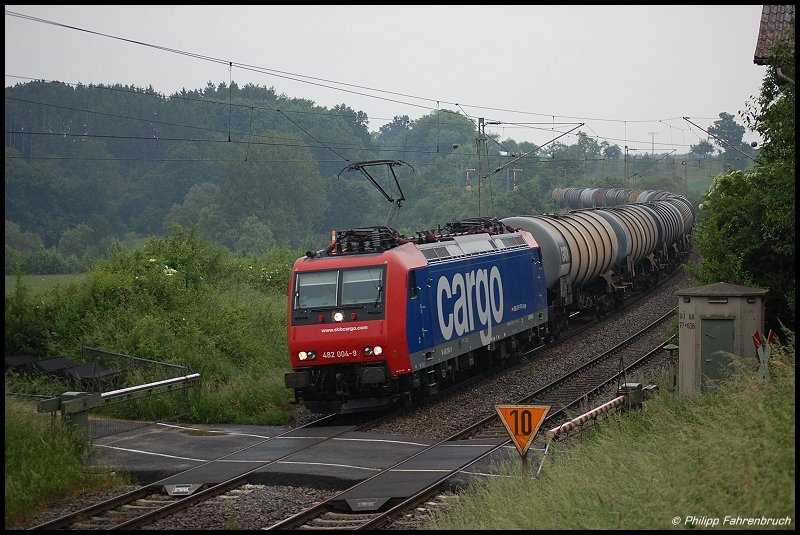 Re 482 004 befrdert am 05.06.08 DGS 49919 von Vohburg nach Basel, aufgenommen am Km 77,6 der Remsbahn (KBS 786) in Hhe Aalen-Oberalfingen.