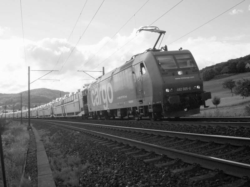 Re 482 005 mit Autozug zum RB Limmattal am 08.07.2008 zwischen Gelterkinden und Tecknau.