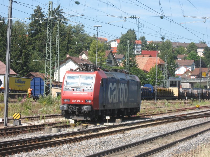 Re 482 006-4 der SBB Cargo steht im Gleisvorfeld des Bahnhofs Donaueschingen(KBS720) 1.8.07