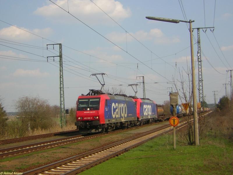 Re 482 008 und 482 035 der SBB Cargo in Doppeltraktion vor einem Gterzug in Fahrtrichtung Mainz am 08.04.2006 kurz vor dem Bahnhof Weiterstadt bei Darmstadt.