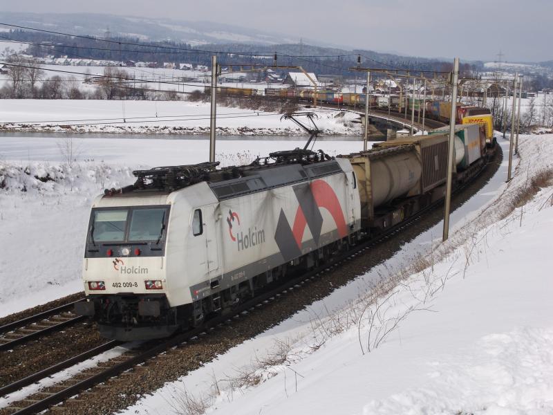 Re 482 009-8  Holcim  berquert am 16.2.05 die Reussbrcke zwischen Oberrti und Rotkreuz