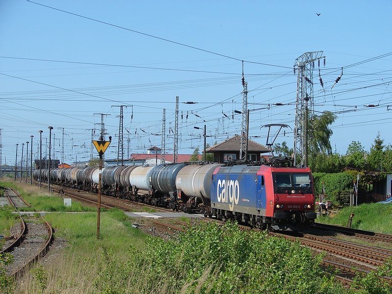 Re 482 009 bei der Vorbeifahrt am Stellwerk Stralsund Abzw. Srg. (10.05.09)