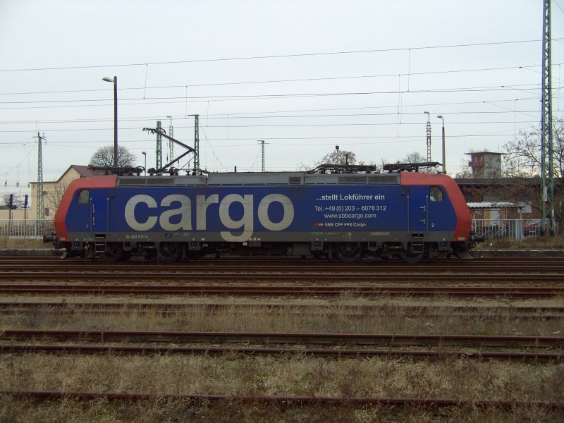 Re 482 011-4 als rollende Stellenanzeige am 16.01.2008 im DB Bahnhof Guben