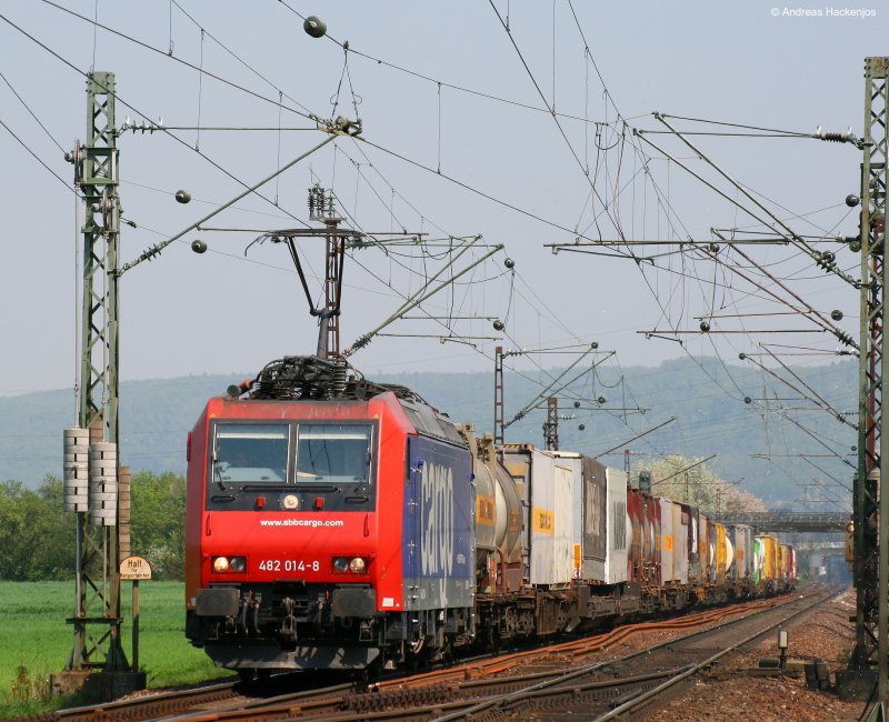 Re 482 012-8 mit einem KLV in Richtung Offenburg in Muggensturm Nord 15.4.09