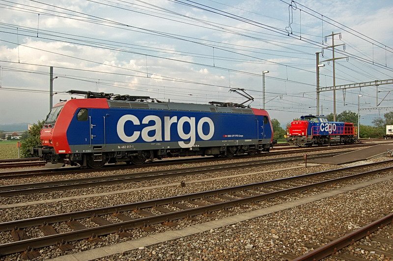 Re 482 017-1 bei Rangierarbeiten im Bhf. Mhlin (Aargau) am 7.9.2006