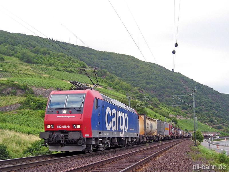 Re 482 018 der SBB cargo am 22.6.2006 unterwegs auf der rechten Rheinstrecke (KBS 466) unmittelbar vor Lorch.