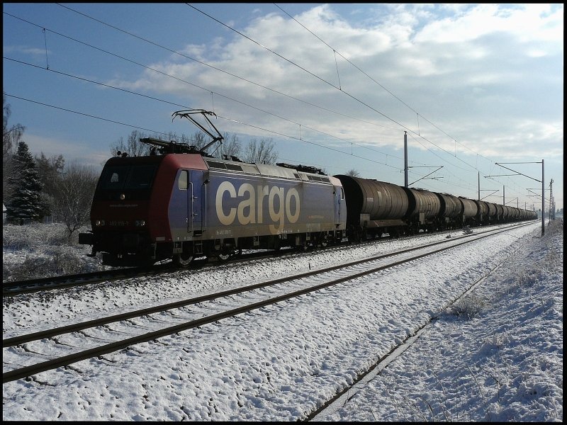 Re 482 019-7 mit dem Kesselpendel von Stendell nach Rostock-Seehafen taucht am Morgen des 25.03.2008 aus dem Gegenlicht in Martensdorf auf.