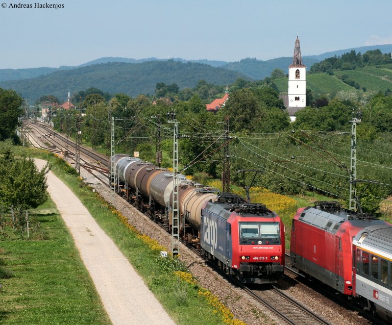 Re 482 019-7 mit einem ler begegnet 101*** mit dem EC 6 (Chur-Hamburg Altona) bei Denzlingen 7.8.09