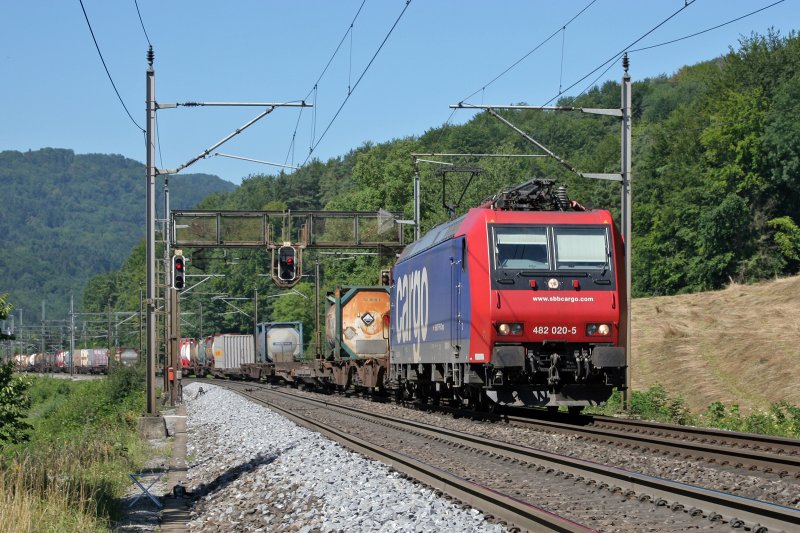 Re 482 020 mit Gterzug auf der Bzberg-Sdrampe Nhe Umiken/AG auf der Fahrt nach Brugg/AG  (14.7.2007)