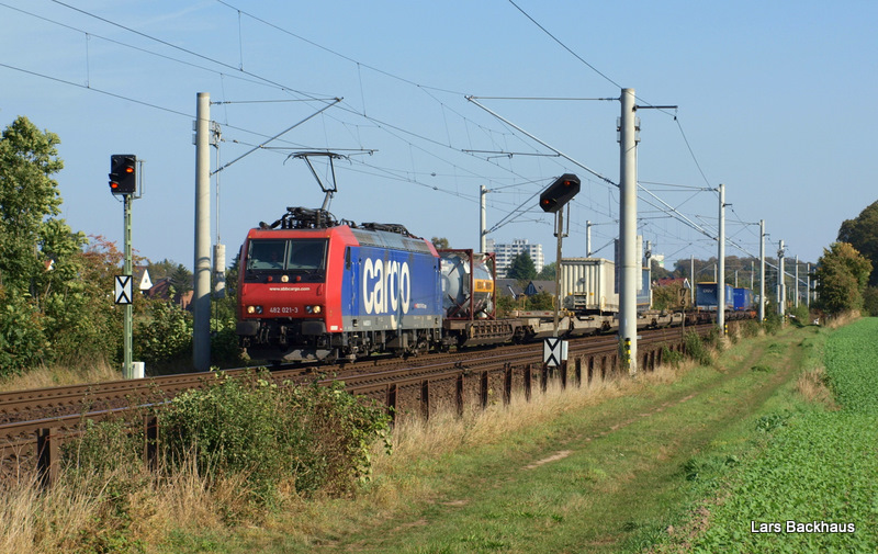 Re 482 021-3 hat soeben mit dem DGS 43677 Lbeck-Skandinavienkai - Novara die Kleinstadt Reinfeld (Holst.) passiert und durchfhrt nun die Feldlandschaft Richtung Bad Oldesloe. Aufgenommen am 27.09.09.