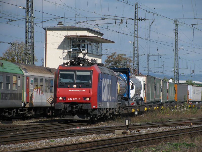 Re 482 023-9 hatte am 04.10.2009 die Aufgabe ausnahmweise die RoLa ab Freiburg zu befrdern. Hier im Gterbahnhof Freiburg