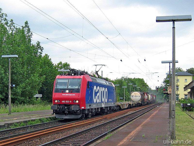 Re 482 023-9 der SBB cargo durchfhrt mit einem Gterzug Wiesbaden-Biebrich am 31.5.2006