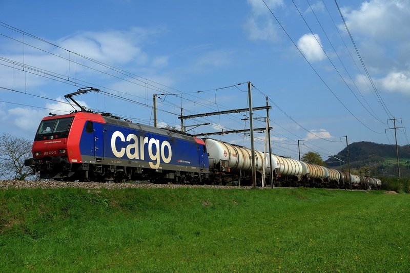 Re 482 026-2. Es geht schon laut zu, wenn ein leerer Kesselwagenzug bei Mumpf, Kanton Aargau, durch die liebliche Landschaft fhrt. 24.4.2008