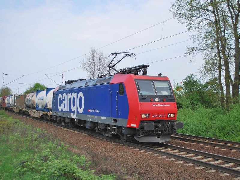 Re 482 026-2 mit Gas-Containerwagen am 18.4.09 auf der Gterbahn in Limmer.