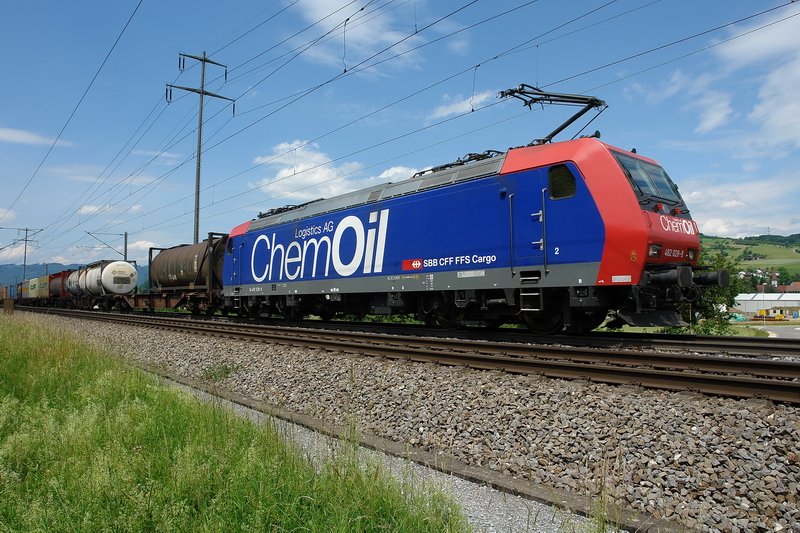 Re 482 028-8 ChemOil. Endlich mal wieder eine neue und saubere Lok auf der Strecke zwischen Basel und Brugg AG. brigens, M. Mlhaupt hat  meinen  Gterzug nur ein paar Minuten spter bei Effingen AG aufgenommen. Foto mit 24 mm Brennweite (KB). Bei Frick (Aargau) am 31.5.2007.