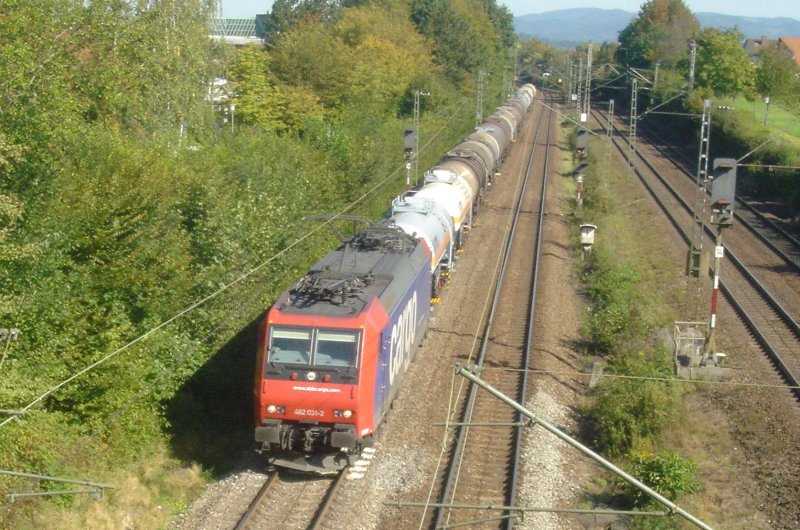 Re 482 031-2 zieht am spten Vormittag des 22.09.07 ihren Kesselwagen-Ganzzug bei Gundelfingen im Breisgau gen Sden.