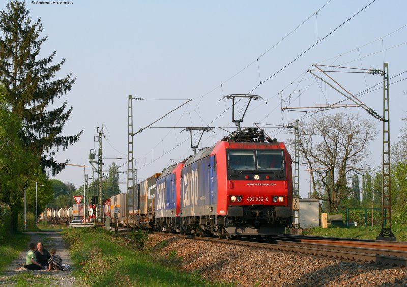 Re 482 032-0 und 020-5 mit KLV -> Sden am Abzweig Brunnstck(Karlsruhe) 15.4.09