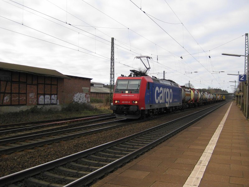 Re 482 033-8 bei der Durchfahrt mit einem recht kurzen Containerzug in Radbruch am 31.01.09.