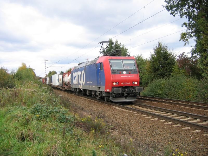 Re 482 034 6 mit einem Containerzug 

20.10.2007 Limmer