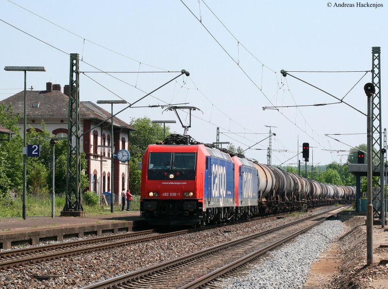 Re 482 036-1 und 024-7 (kalt) mit dem DGS 93733 (Heilbronn Gbf - Grokorbetha)  bei der Durchfahrt Knigshofen 22.5.09