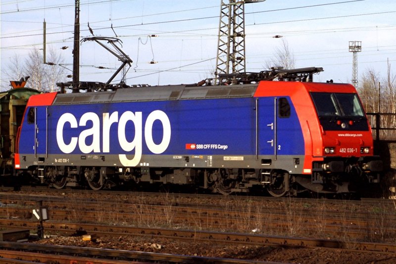 Re 482 036-1( verm. von Pressnitztalbahn ausgeliehen) ausgeliehen mit Leerzug/ Railtrans -Hackschnitzelwagen im Rbf. Halle /S..