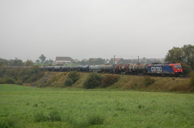 Re 482 040-3 zieht am 28.09.07 einen Minerall-Kesselwagenzug in Richtung Stuttgart, hier in Hhe Aalen-Oberalfingen aufgenommen.
