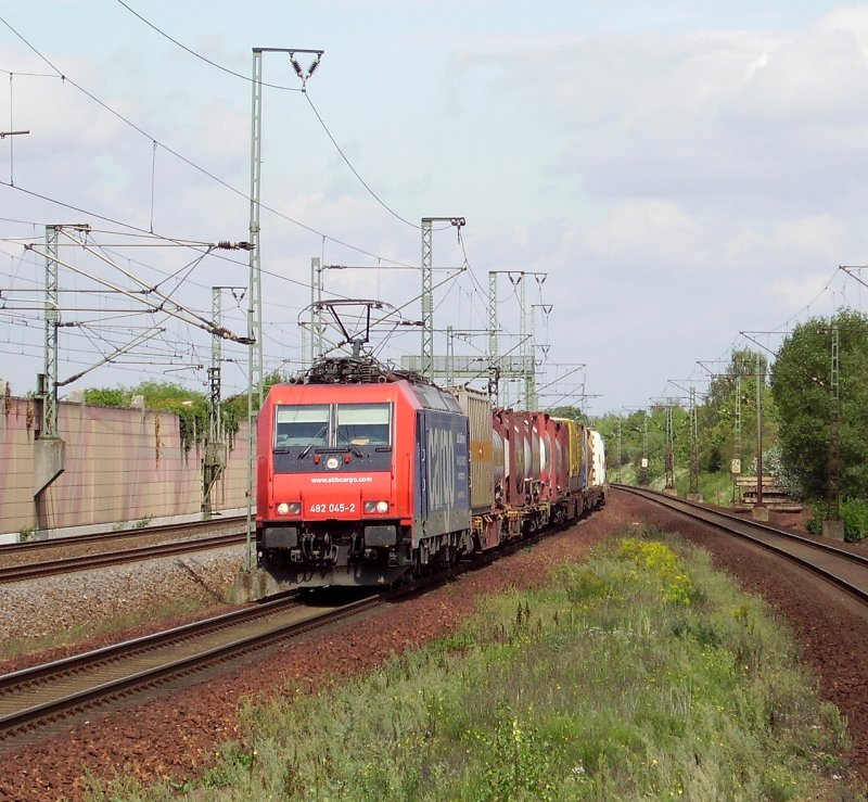 Re 482 045-2 fhrt mit einem KLV-Gterzug durch Neuluheim in Richtung Karlsruhe. 25.08.08