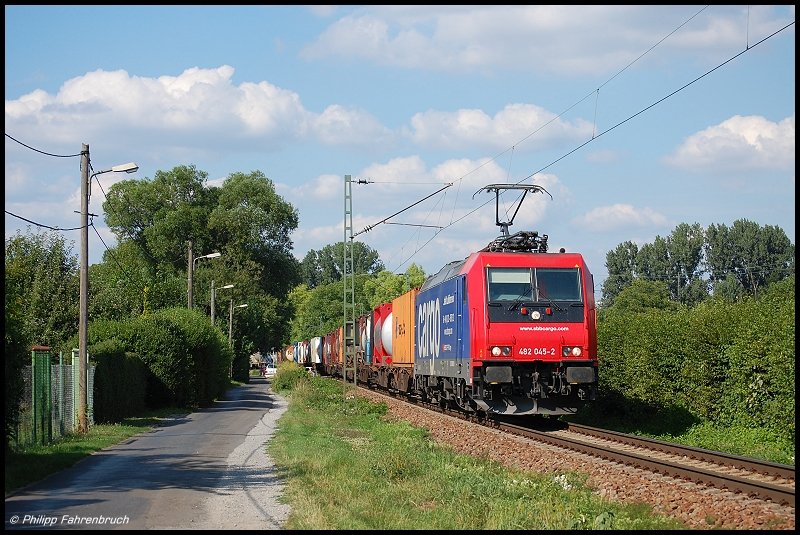 Re 482 045 bringt zur Nachmittagszeit des 25.07.08 einen KLV-Zug ber die Karlsruher GUB, aufgenommen bei Karlsruhe-Rintheim.