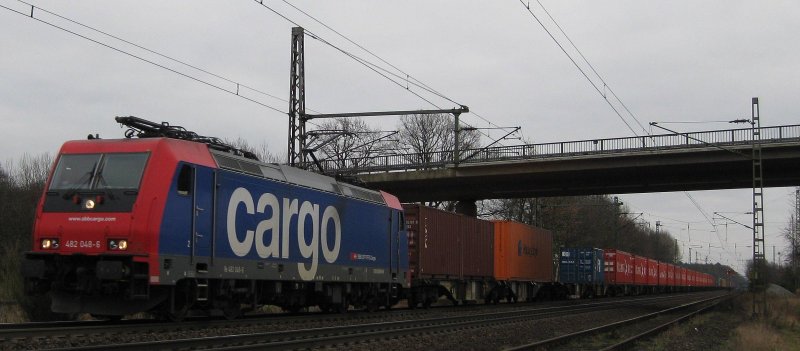 Re 482 048-6 schleppt am 31.01.09 ihren Containerzug durch Radbruch Richtung Hamburg.