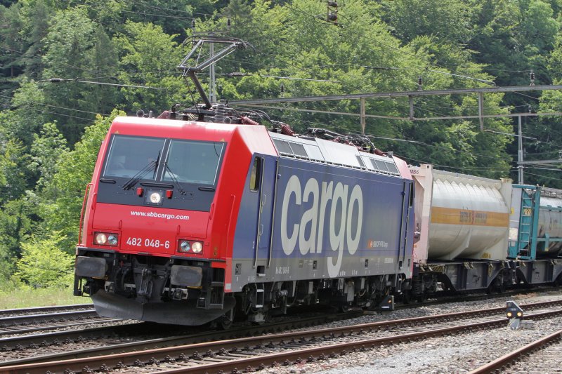 Re 482 048 mit Gterzug am Bzberg/AG in Richtung Basel. 30.6.2007