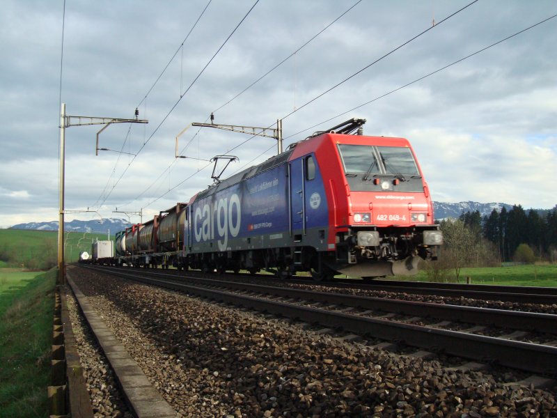 Re 482 049 mit GZ bei Oberrti am 09.04.2008