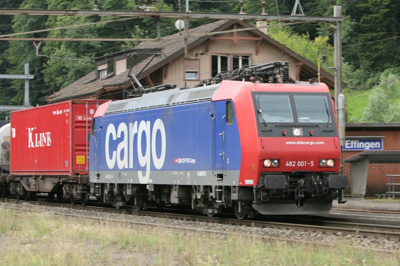 Re 482 mit Gterzug auf der Fahrt durch den stillgelegten Bhf Effingen/AG unterwegs in Richtung Basel.   7.Juli 2007