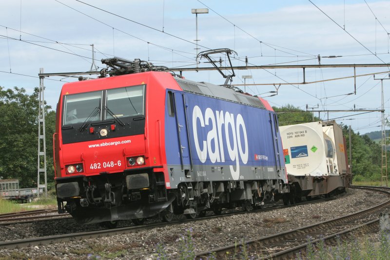Re 482 mit GZ unterwegs von Basel in Richtung Brugg/AG.  7.Juli 2007
